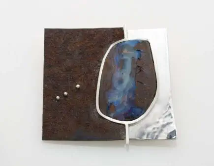 Broche roestig ijzer zilver met opaal - Sieraad Marieanne Lops